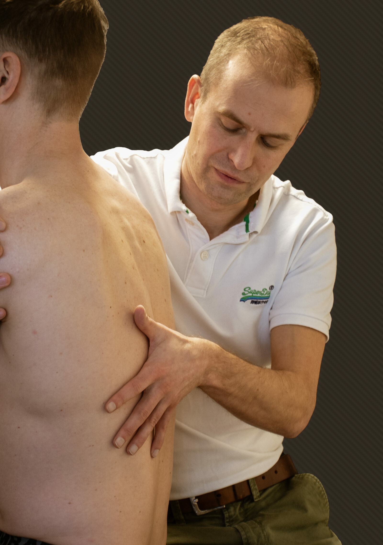 Rik behandelt alle lichamelijke klachten. Daarbij vraagt hij ook uit of er specifieke andere klachten zijn waar een client last van heeft, zodat hij oorzaken kan vinden vanuit het totaalplaatje. En daardoor ook weet waar hij aan moet werken aan het lichaam.